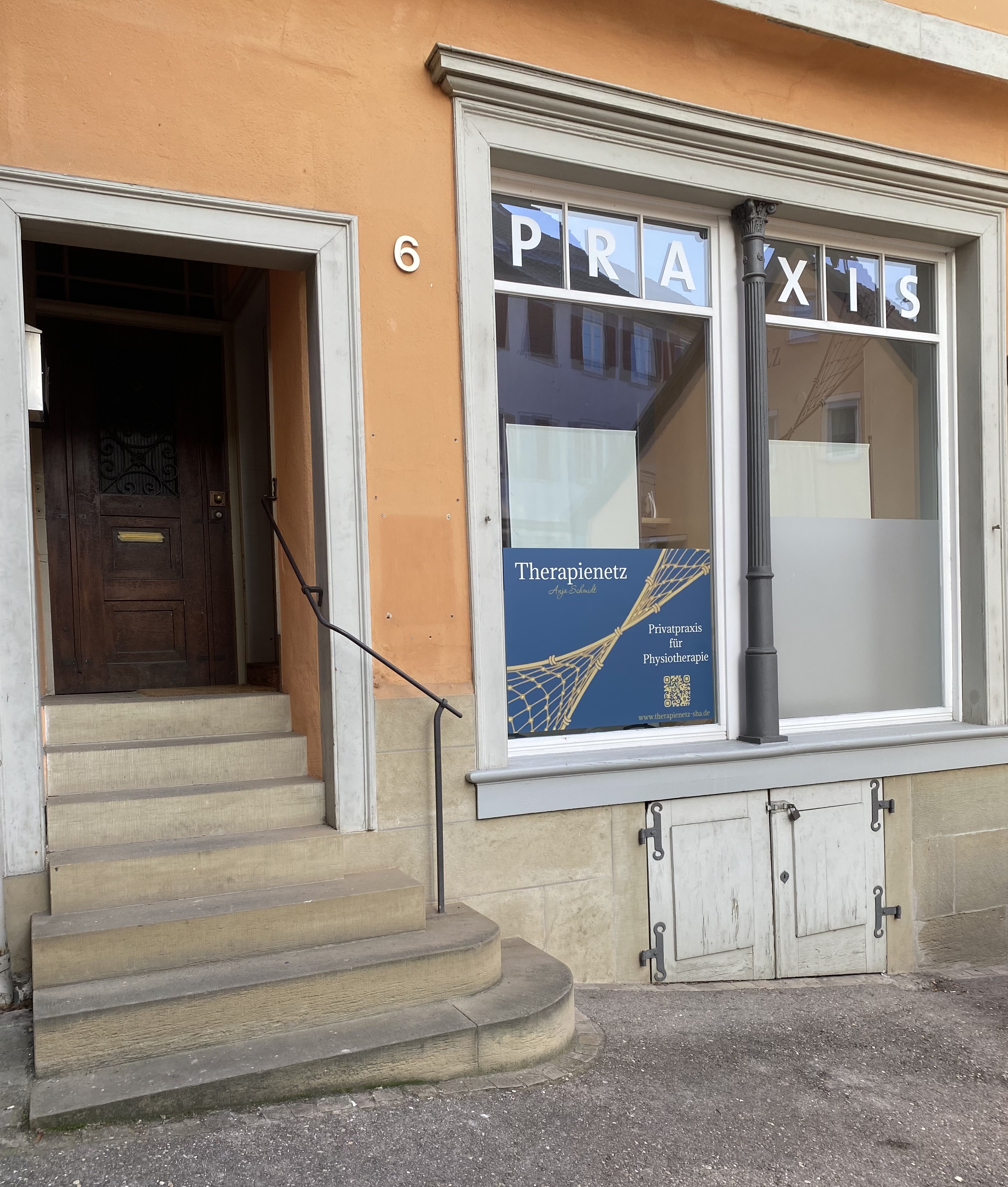 Praxis-Vorderseite mit Treppe